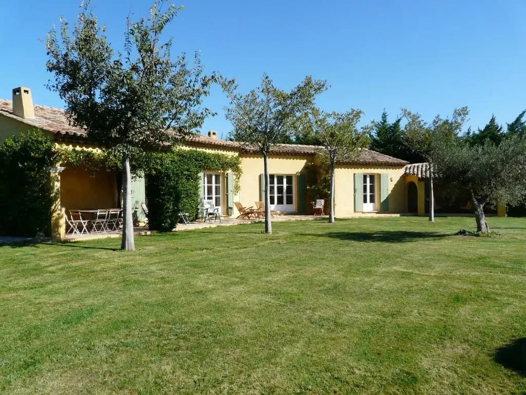 Agréable Villa Familiale Avec Piscine Chauffée, Grand Jardin, Située Proche du Centre du Village de Mouriès Au Coeur Des A...