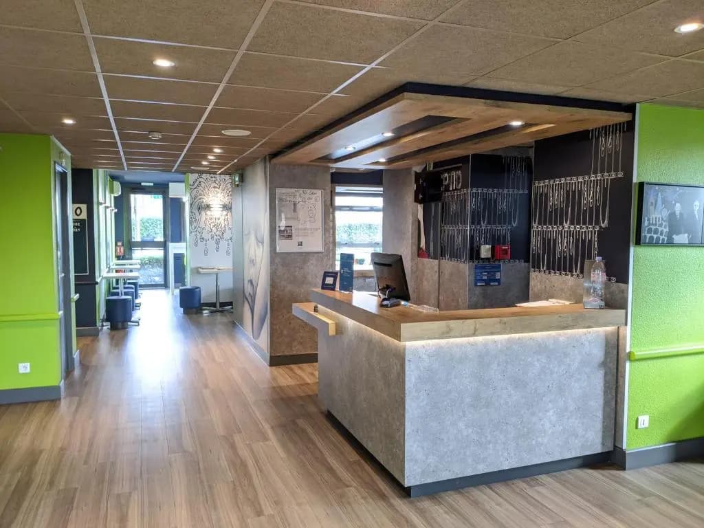 ibis budget Saint-Omer Centre - Photo 1