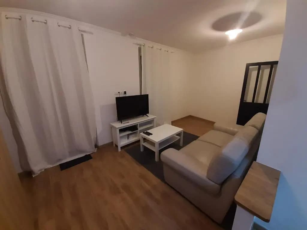 Appartement 2 pièces, proche RER, Bus et chateau - Photo 1