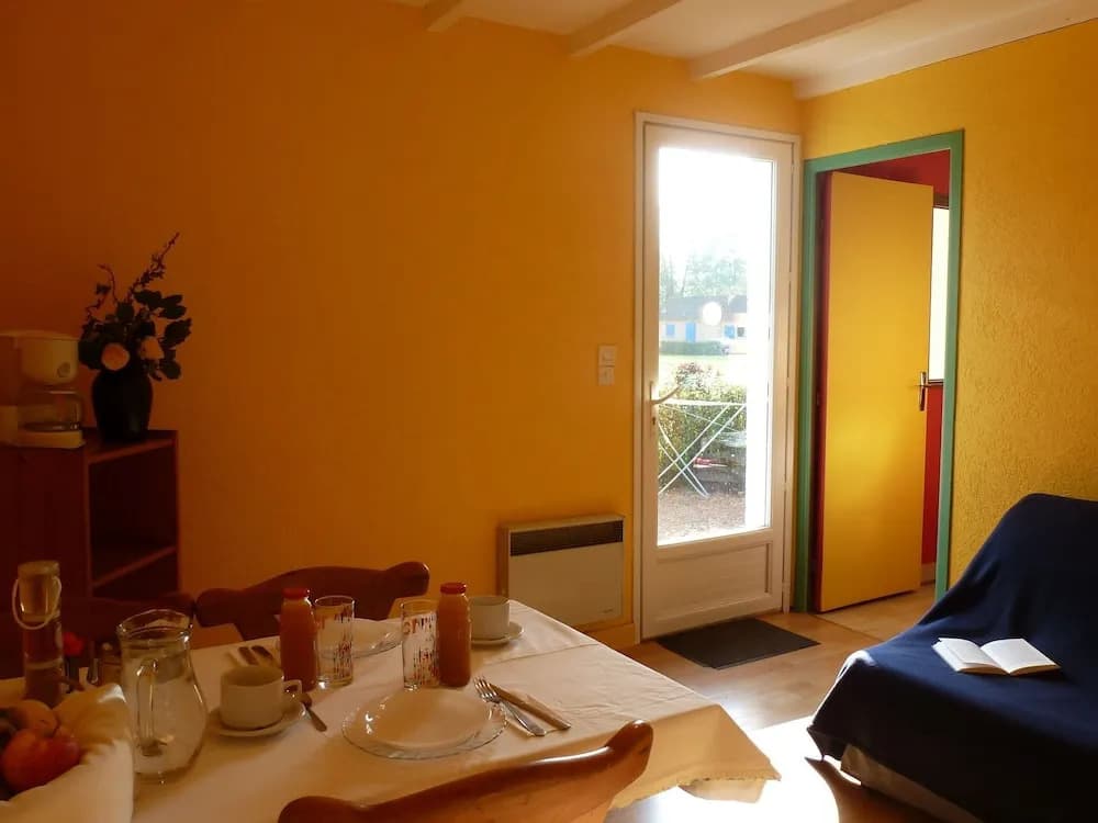 Simple holiday home with an oven in the heart of Burgundy - Photo 1