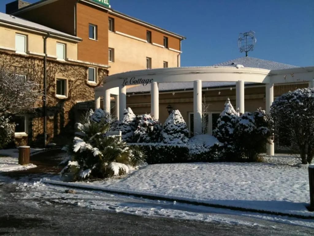 Brit Hotel Le Cottage - Photo 1