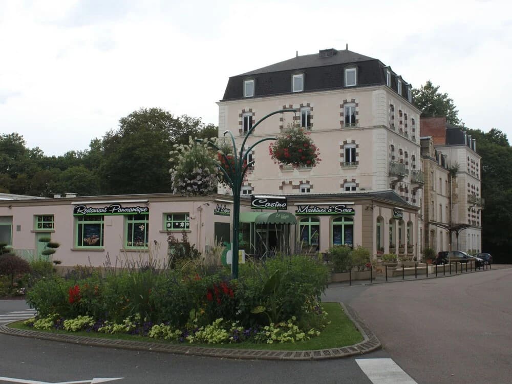 Modern Holiday Home near Forest in Burgundy - Photo 1
