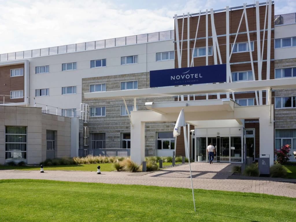 Novotel Saint-Quentin en Yvelines - Photo 1