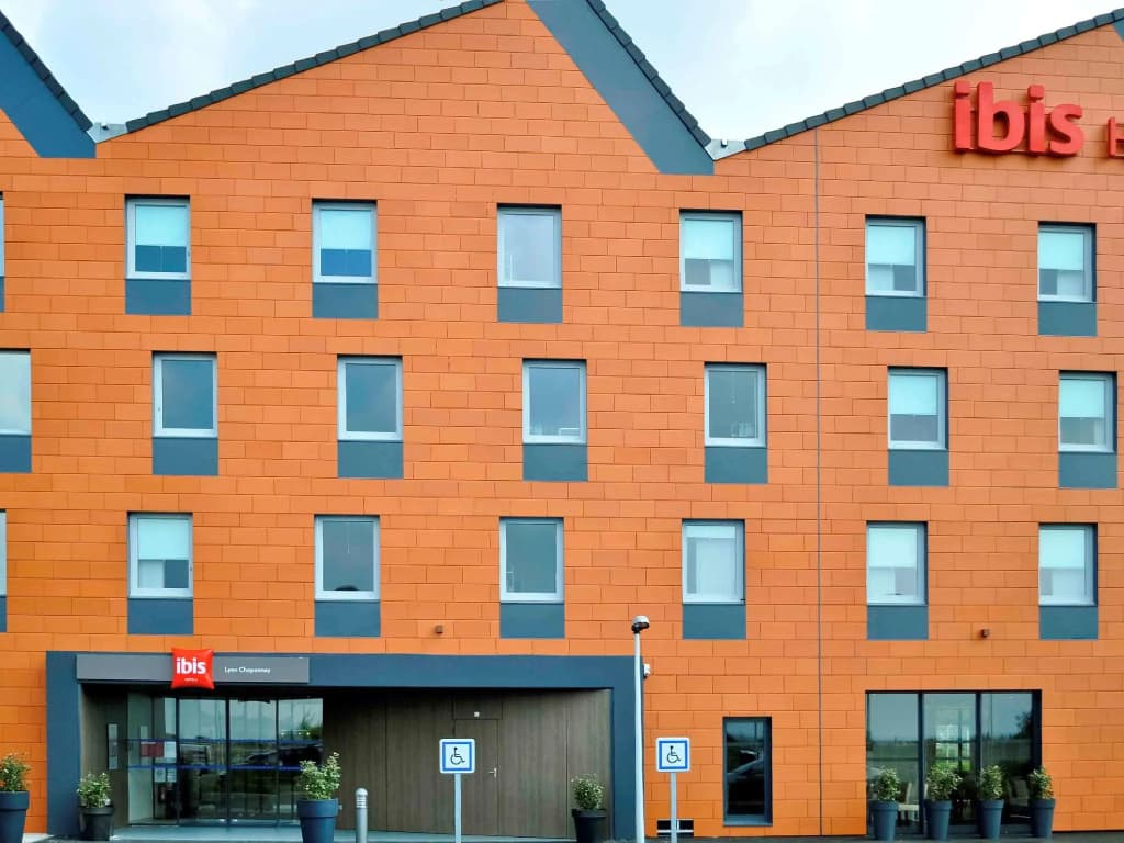 ibis Lyon Est Chaponnay - Photo 1