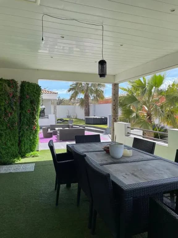 Villa spacieuse avec piscine 350m2 5 chambres terrain de 1500m2 arboré parking privé - Photo 1