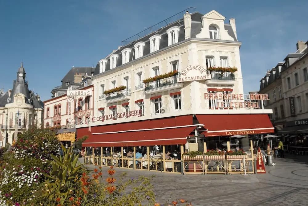 Hotel le Central - Photo 1