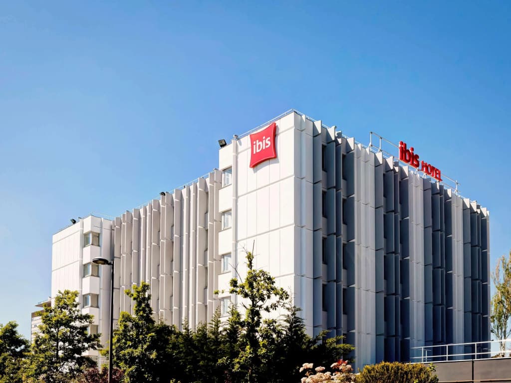ibis Lyon Est Bron - Photo 1