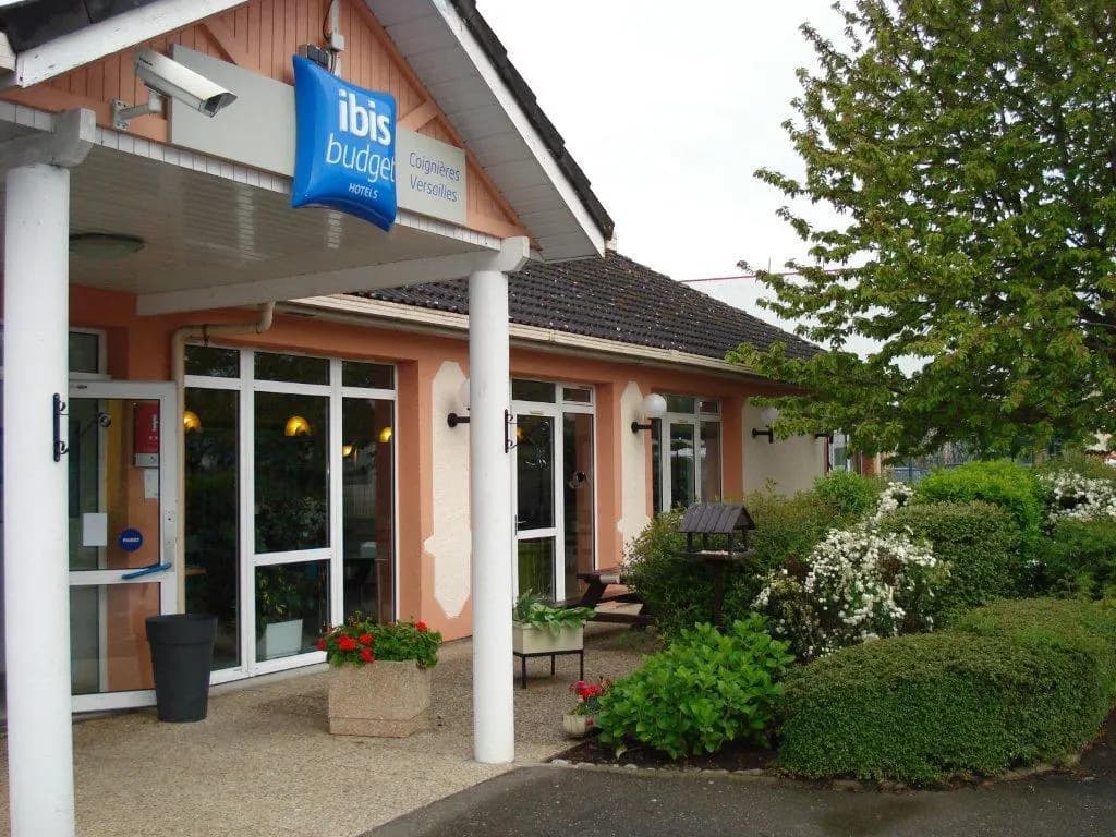 ibis budget Versailles Coignières - Photo 1
