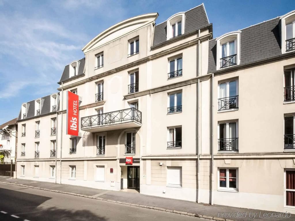 ibis Valenciennes - Photo 1
