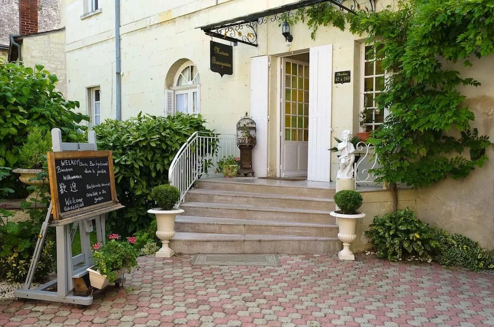 Logis Hôtel Le Plantagenêt - Photo 1