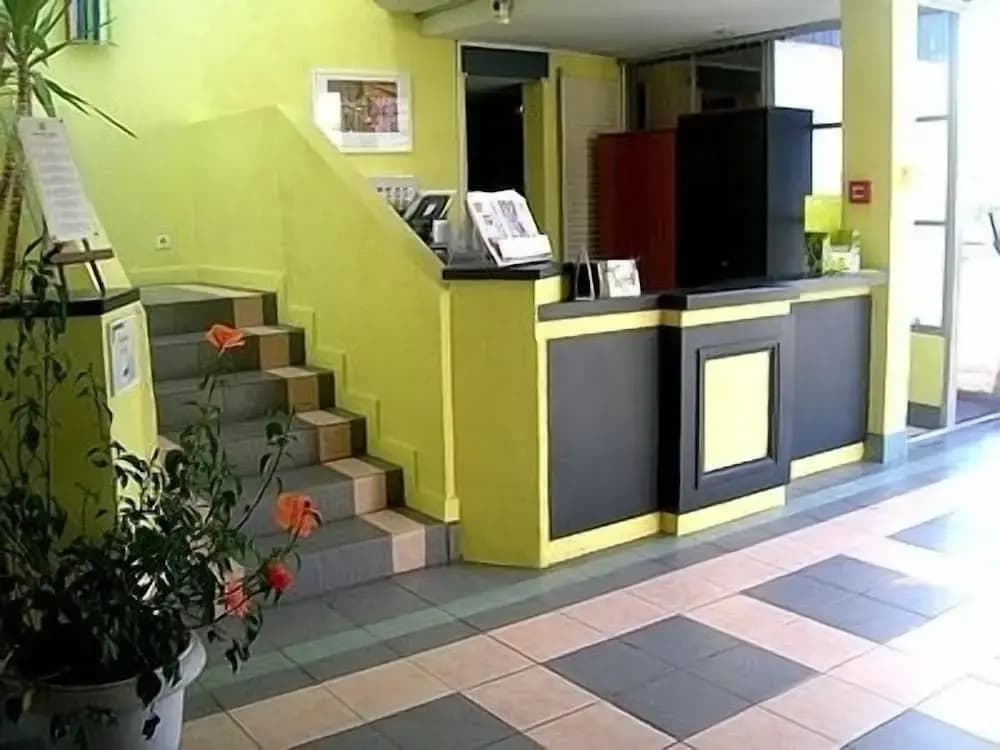 Hôtel Le Pont Bernet - Photo 1