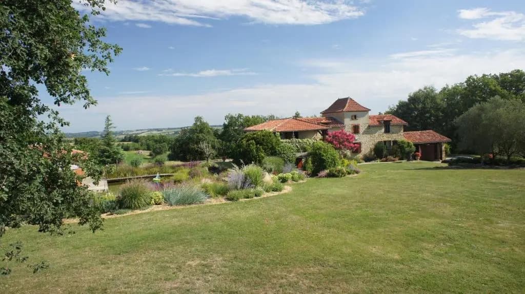 Chambre d'hôtes insolite dans un pigeonnier à 5 minutes de Marciac Gers - Photo 1