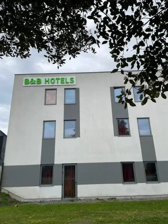 B&B HOTEL Laval Ouest - Photo 1