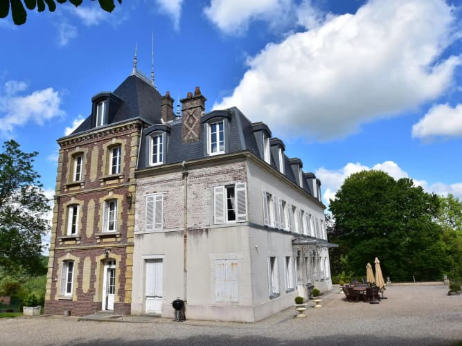 Heritage Castle in Asnieres with Garden