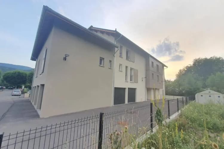 Superbe appartement T2 dans résidence neuve avec vue exceptionelle sur les montagnes, avec parking privatif.situé à proximité immédiate du centre ville de chorges.