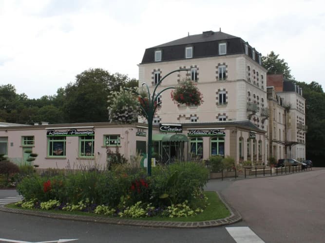 Modern Holiday Home near Forest in Burgundy