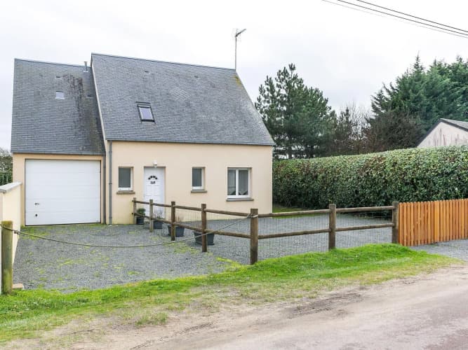 Picturesque Holiday Home in Anneville-Sur-Mer with Garden